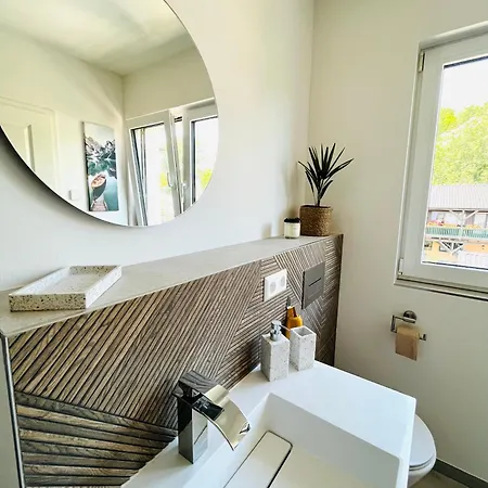 Apartamento 55m2 Rabenstein Kids Welcome, Wifi, Privater Parkplatz, Waschmaschine, Babybett, Klimaanlage *